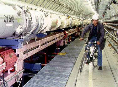 [Photo] Mann auf Fahrrad im HERA-Tunnel