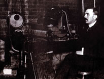 [Photo] Ernest Rutherford sitzt in seinem Labor.